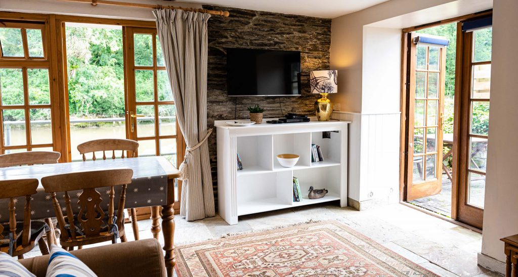 Apartment-Outrigger-living-room