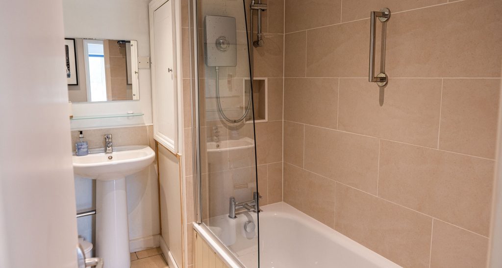 Apartment-Upperdeck-bathroom