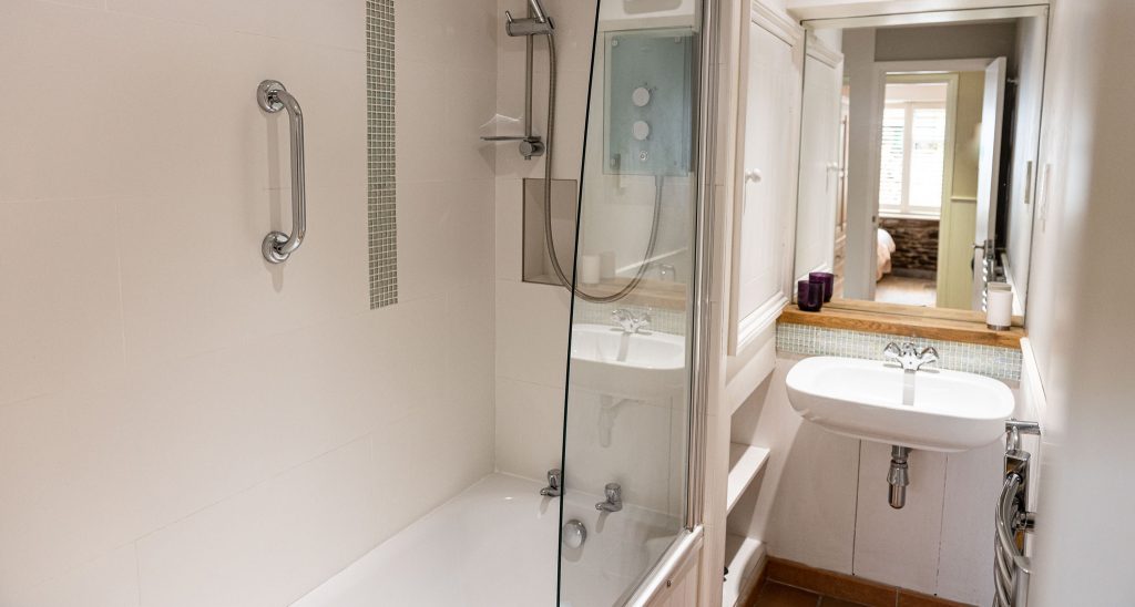 Apartment-outrigger-bathroom